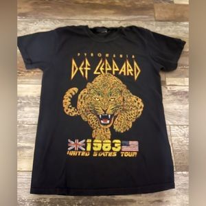 Men’s Preowned Def Leopard T-shirt. Size small